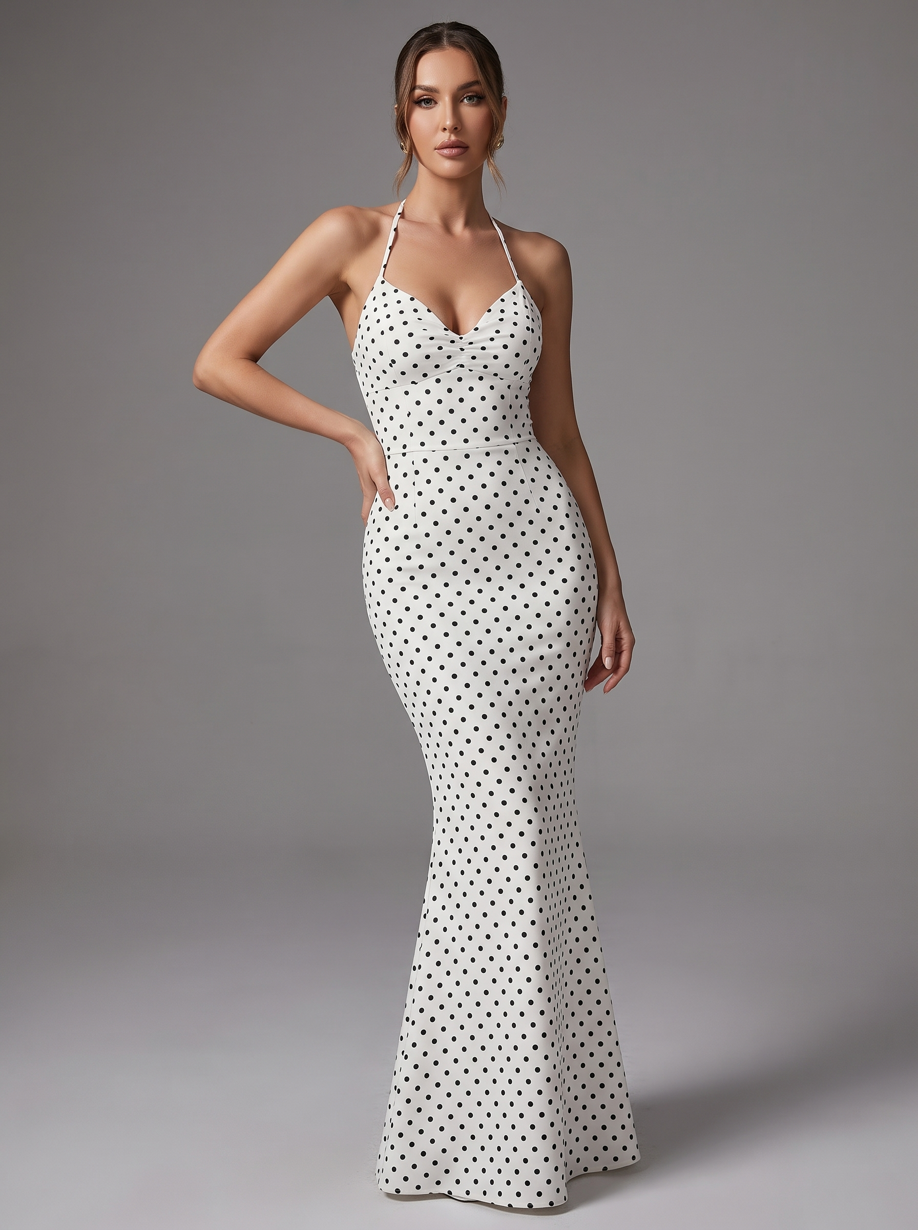 Robe blanche à pois noir
